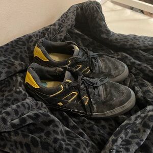 Men’s skater sneakers